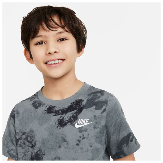 Nike Παιδική κοντομάνικη μπλούζα Sportswear Club Seasonal Allover Print Tee Nike Παιδική κοντομάνικη μπλούζα Sportswear Club Seasonal Allover Print Tee